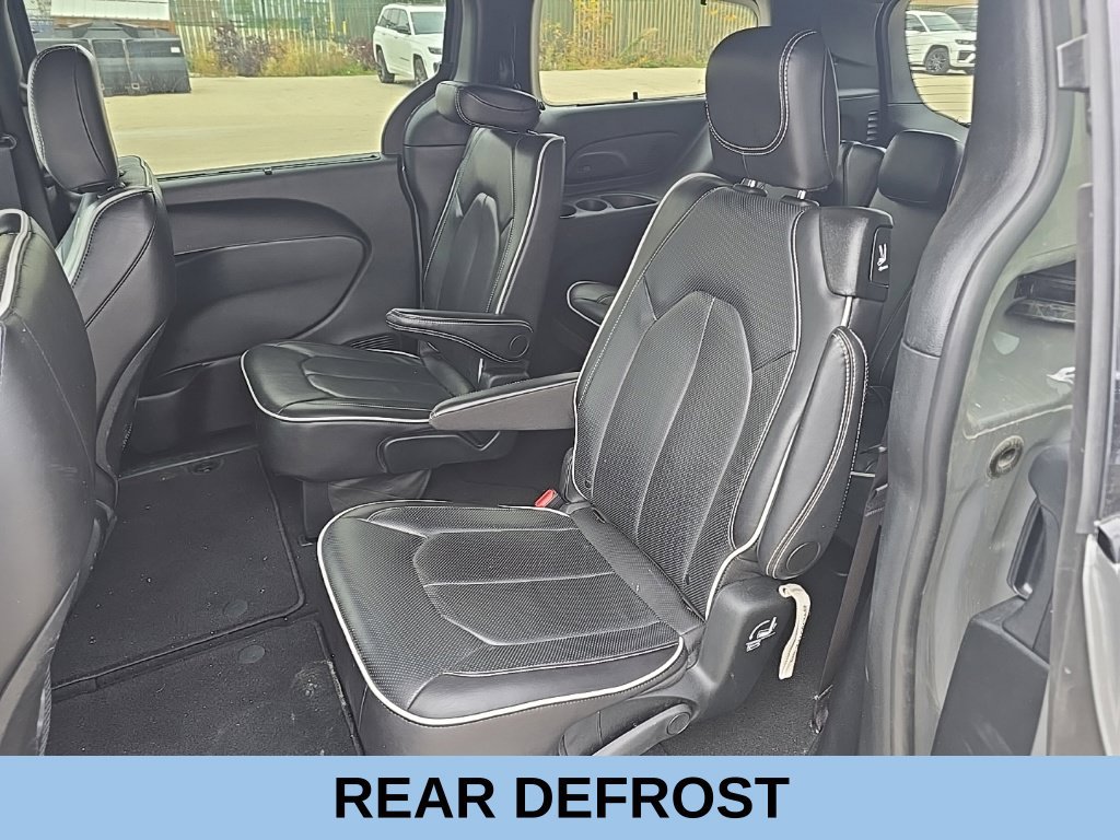 Used 2025 Chrysler Pacifica Limited FWD image 17