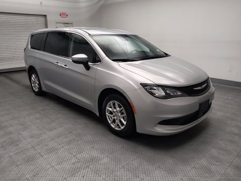 Used 2023 Chrysler Voyager LX FWD image 11