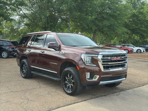 Certified 2022 GMC Yukon SLT w/ SLT Premium Package AWD/4WD image 1