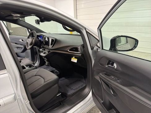 New 2026 Chrysler Pacifica Select image 19