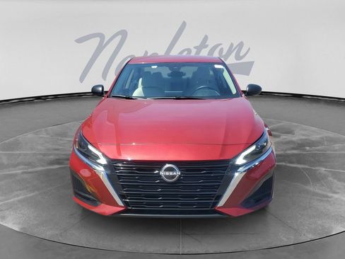 Used 2025 Nissan Altima 2.5 SV FWD image 2