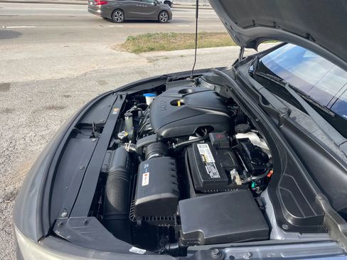 Used 2019 Hyundai Elantra GT FWD image 6