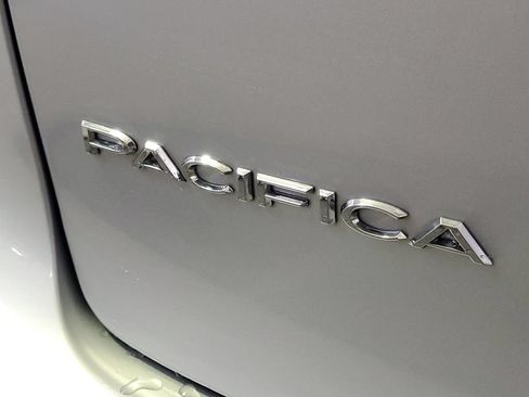 Used 2023 Chrysler Pacifica Touring-L FWD image 6