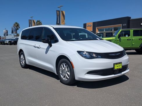 New 2026 Chrysler Voyager LX image 7