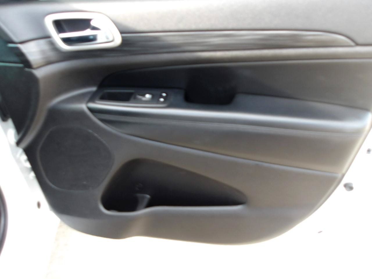 Used 2020 Jeep Grand Cherokee Altitude RWD image 9