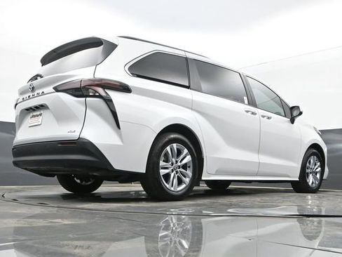 Used 2025 Toyota Sienna XLE w/ XLE Plus Package image 27