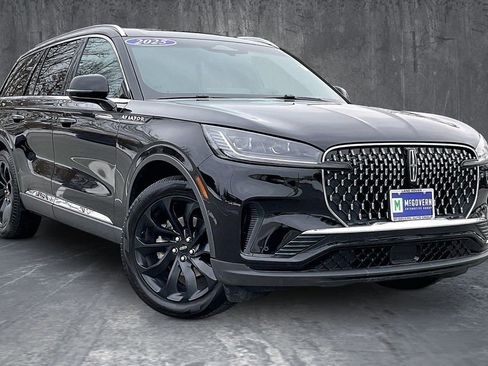 Used 2025 Lincoln Aviator Reserve w/ Illumination Package image 3