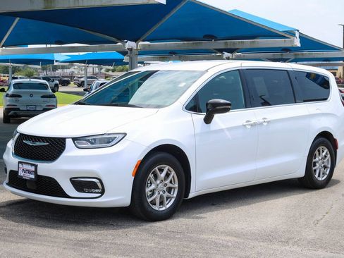 Used 2025 Chrysler Pacifica Select FWD image 6
