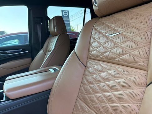 Used 2023 Cadillac Escalade Premium Luxury AWD/4WD image 4