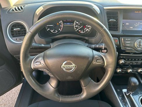 Used 2018 Nissan Pathfinder SV AWD/4WD image 14