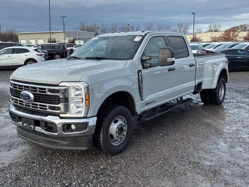 Used 2025 Ford F350 XLT image 1