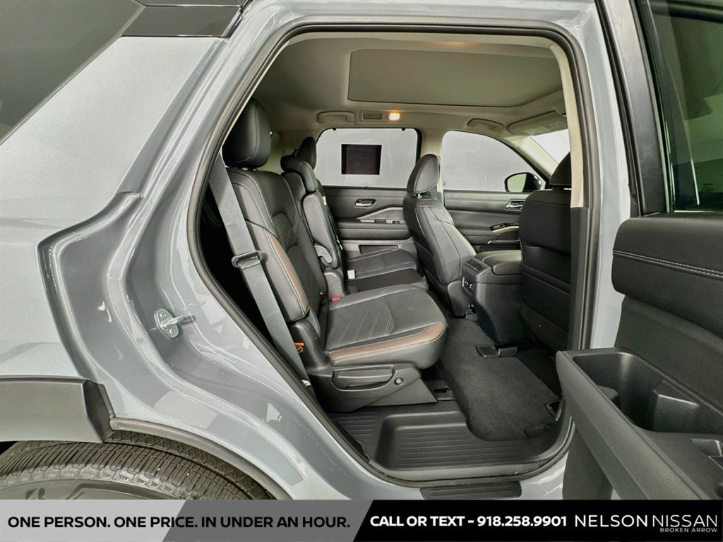 Certified 2025 Nissan Pathfinder Platinum w/ Black Appearance Package AWD/4WD image 30