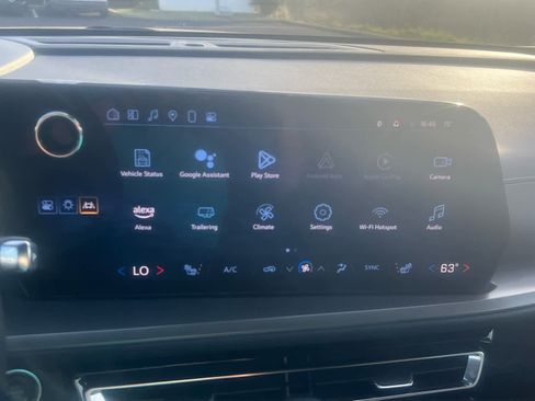 Used 2025 Chevrolet Traverse LT image 19