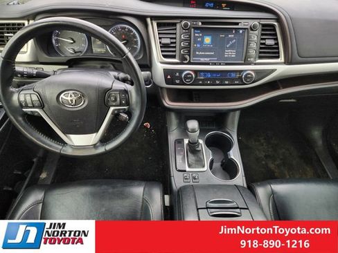 Used 2019 Toyota Highlander XLE image 28