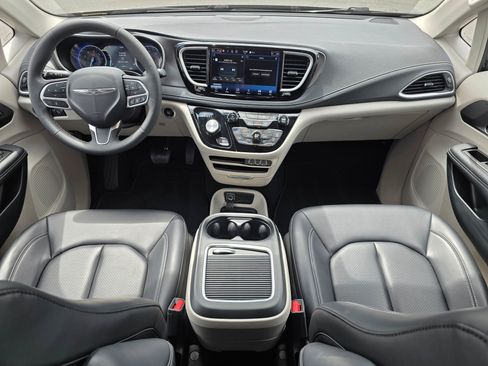 Used 2023 Chrysler Pacifica Touring-L FWD image 10