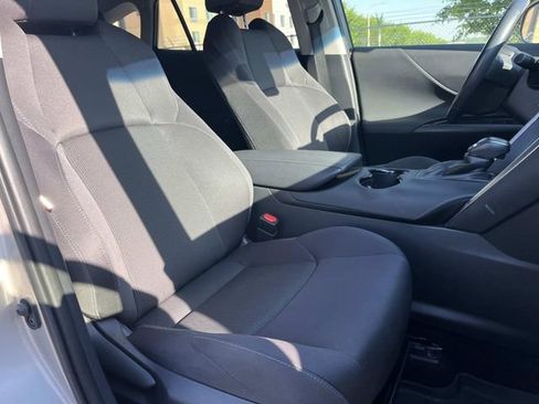 Used 2021 Toyota Venza LE image 29