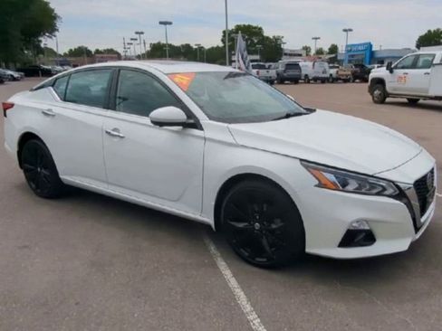 Used 2021 Nissan Altima 2.5 Platinum image 2