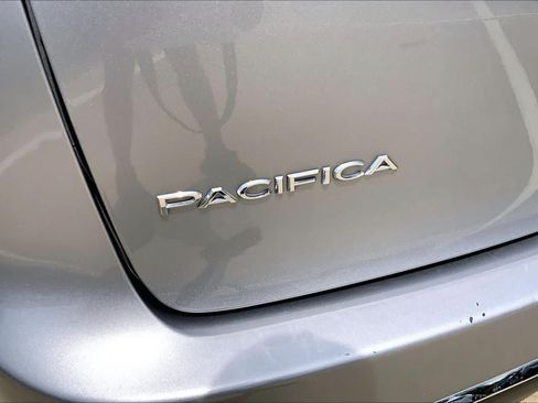 Used 2019 Chrysler Pacifica Limited w/ Advanced Safetytec Group FWD image 30