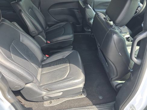 Used 2024 Chrysler Pacifica Limited FWD image 16