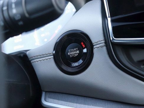 Used 2025 Jeep Compass Limited image 26