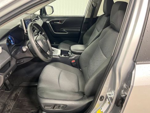 Used 2025 Toyota RAV4 XLE AWD/4WD image 12