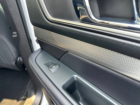 Used 2018 Ford Explorer XLT AWD/4WD image 38