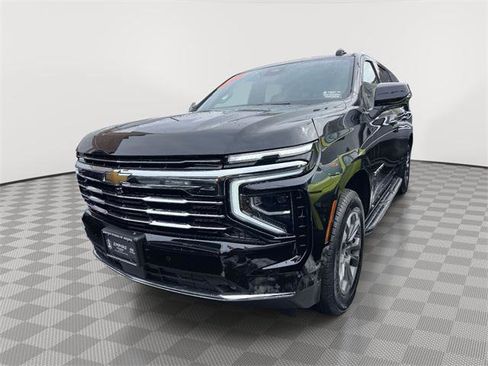 Used 2025 Chevrolet Suburban LT w/ Comfort Package image 2