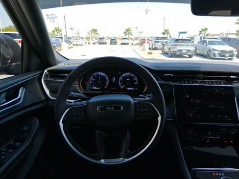 Used 2025 Jeep Grand Cherokee Laredo RWD image 8