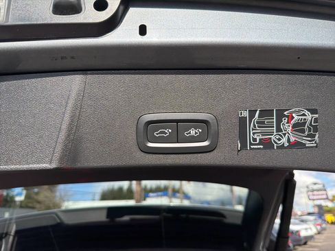 Used 2019 Volvo XC40 T5 Momentum image 7