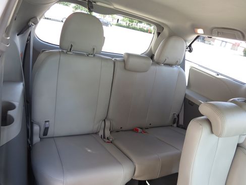 Used 2011 Toyota Sienna XLE FWD image 32