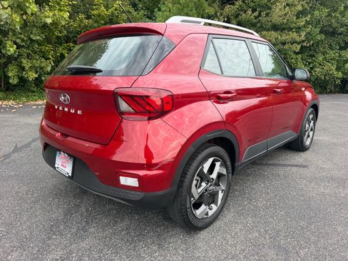 Used 2024 Hyundai Venue Limited FWD image 14
