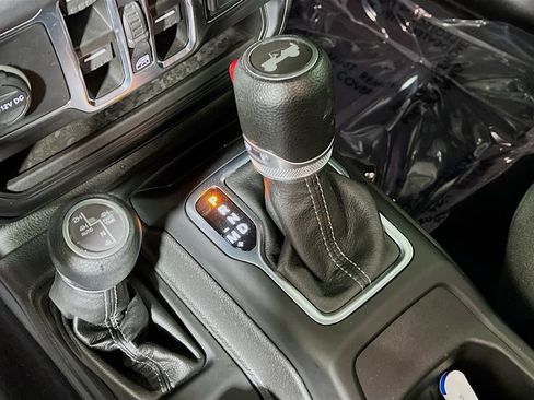 Used 2024 Jeep Wrangler Unlimited Sahara AWD/4WD image 15