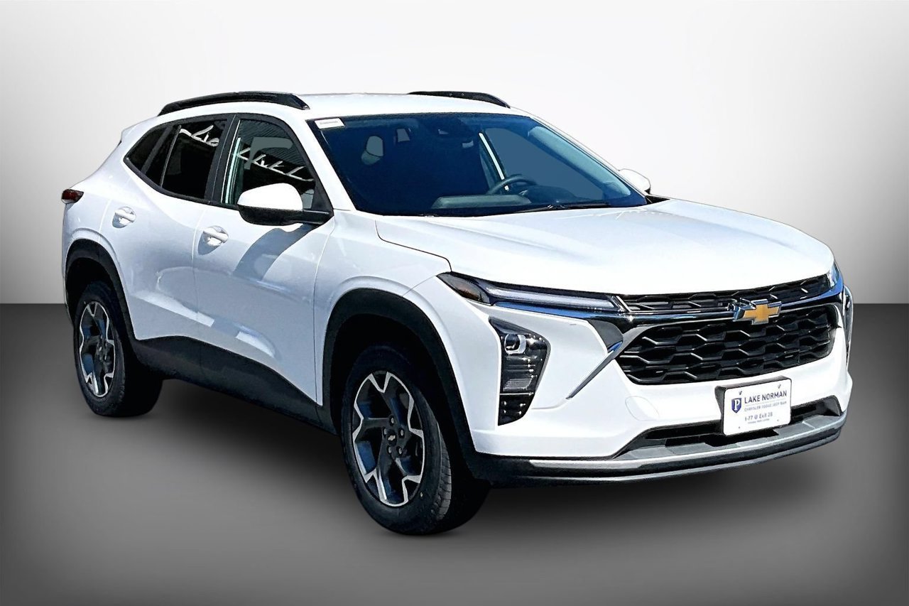 Used 2025 Chevrolet Trax LT FWD image 1