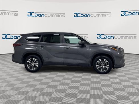 Used 2024 Toyota Highlander XLE image 9