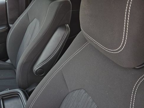 Used 2024 Chrysler Pacifica Touring FWD image 24