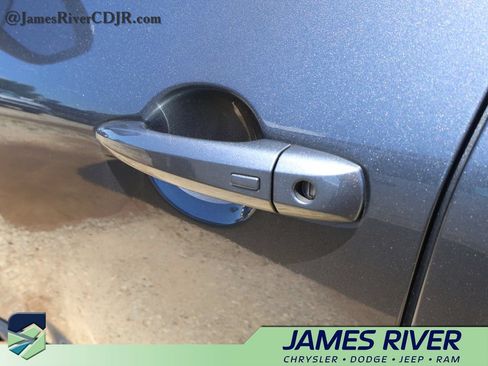 Used 2025 Nissan Rogue SV FWD image 19