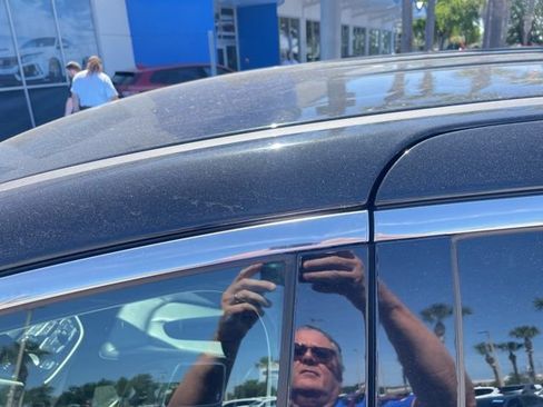 Used 2023 Chrysler Pacifica Touring-L image 7