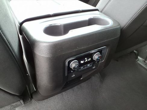 Used 2023 Chevrolet Suburban Premier image 34