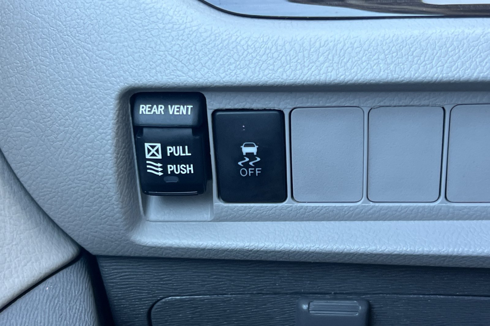 Used 2020 Toyota Sienna XLE FWD image 32