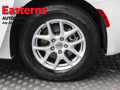 Used 2023 Chrysler Voyager LX image 8