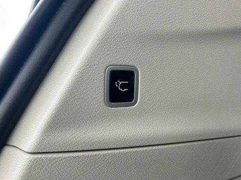 Used 2024 Chrysler Pacifica Touring-L image 20