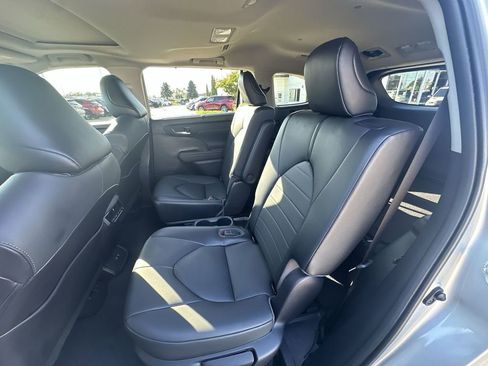 Used 2021 Toyota Highlander XLE image 24