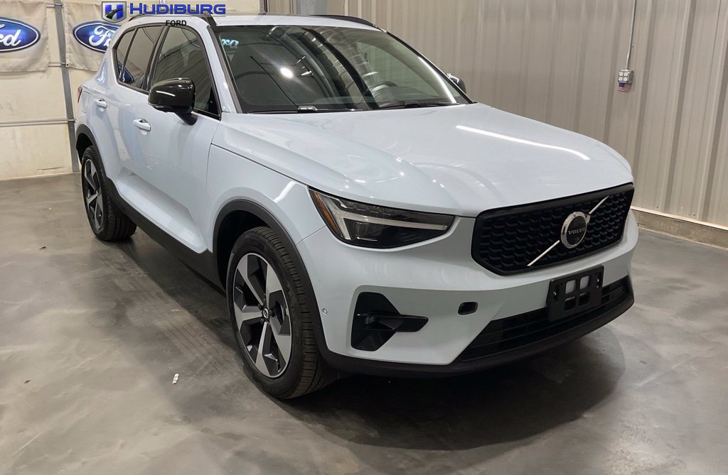 Used 2026 Volvo XC40 B5 Plus AWD/4WD image 1