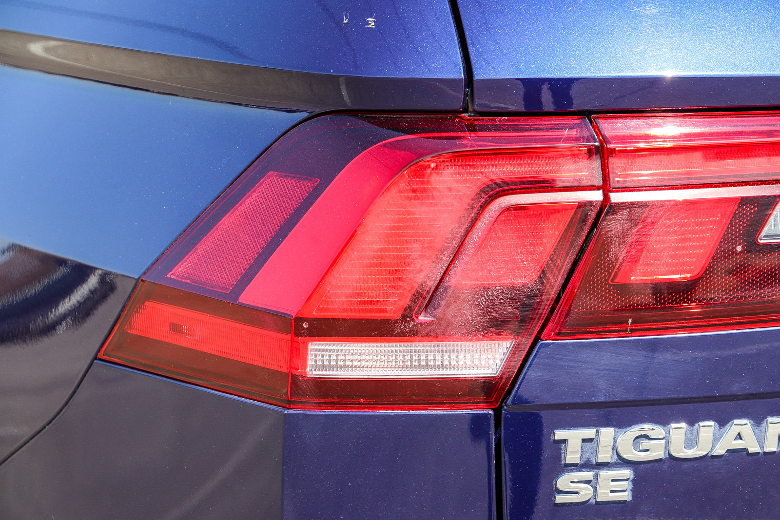 Used 2021 Volkswagen Tiguan SE w/ Panoramic Sunroof Package FWD image 9