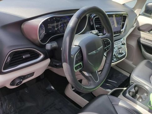 Used 2023 Chrysler Pacifica Touring-L FWD image 10