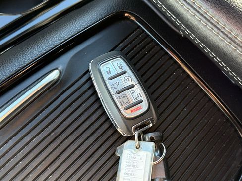 Used 2025 Chrysler Pacifica Limited image 23