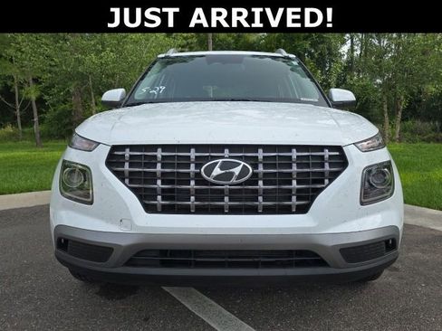 Used 2025 Hyundai Venue SEL FWD image 2