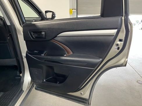 Used 2015 Toyota Highlander Plus AWD/4WD image 15