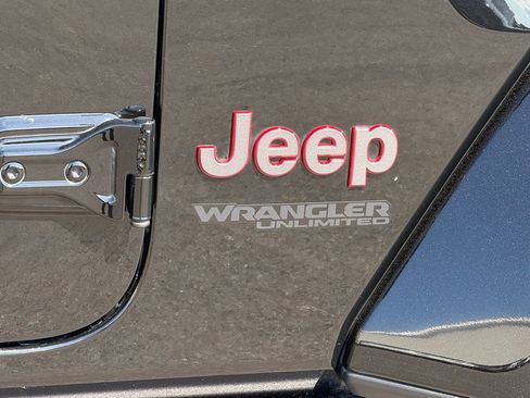 Used 2022 Jeep Wrangler Unlimited Rubicon w/ Cold Weather Group AWD/4WD image 38