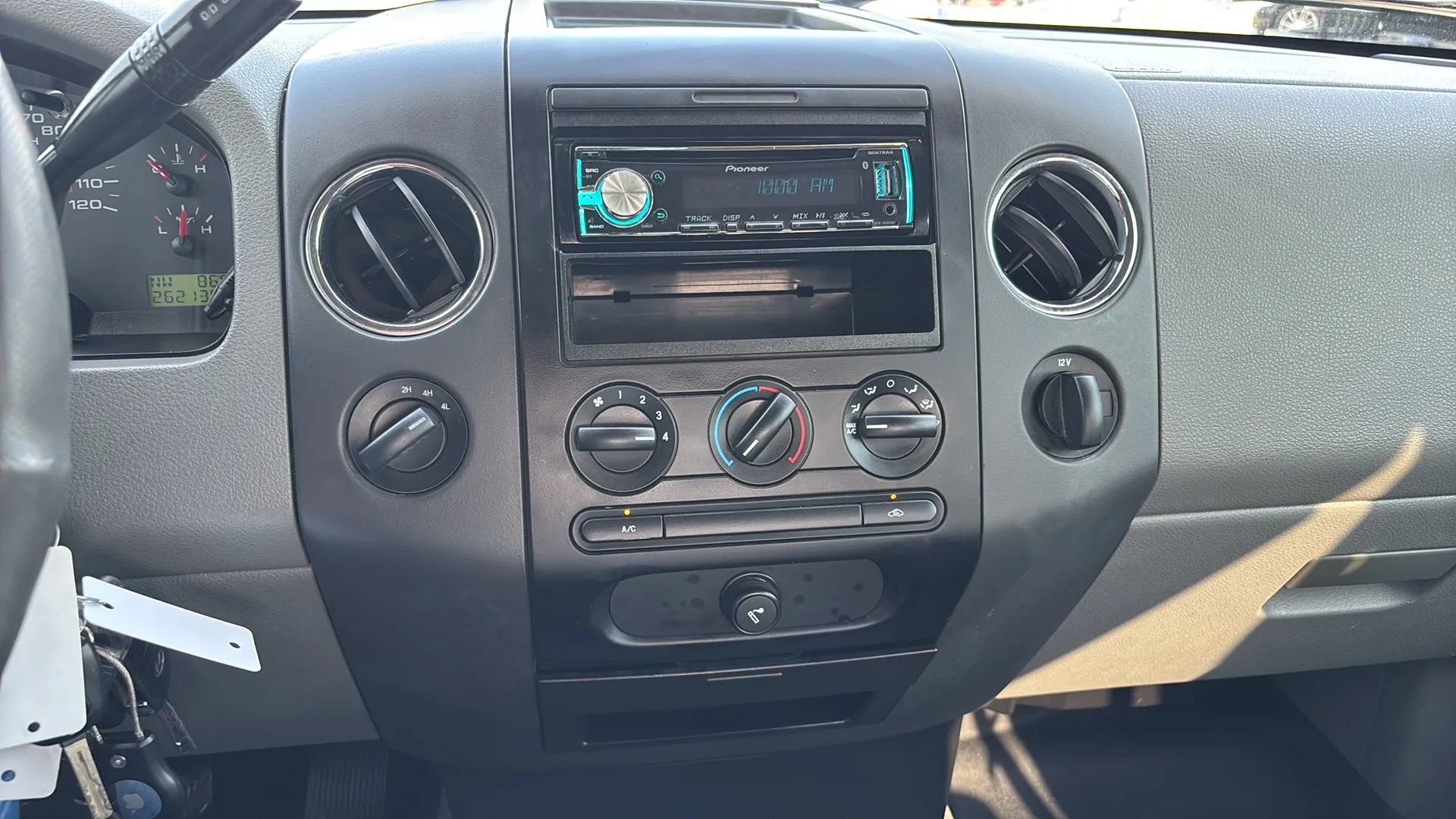 Used 2005 Ford F150 XLT AWD/4WD image 5